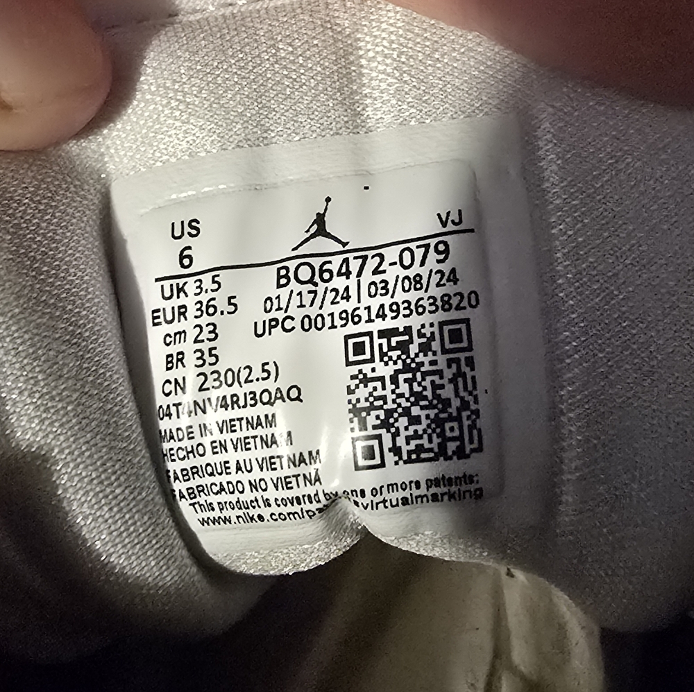 Women's Air Jordan 1 Mid 'Alternate Bred Toe - Picture 6 of 9